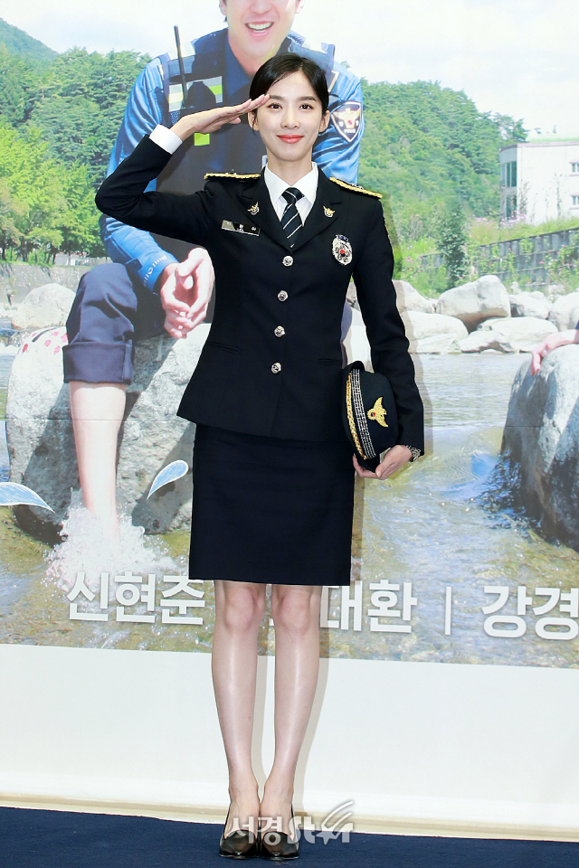 배우 이청아가 MBC 에브리원 ‘시골경찰4’ 제작발표회에 참석해 포즈를 취하고 있다.