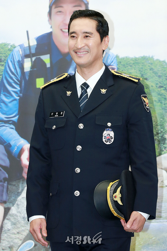 배우 신현준이 MBC 에브리원 ‘시골경찰4’ 제작발표회에 참석해 포즈를 취하고 있다.