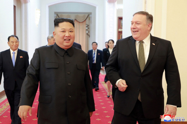 7일 평양에서 폼페이오 장관이 김정은과 회동장을 향해 함께 걷는 모습./AP/조선중앙통신=연합뉴스