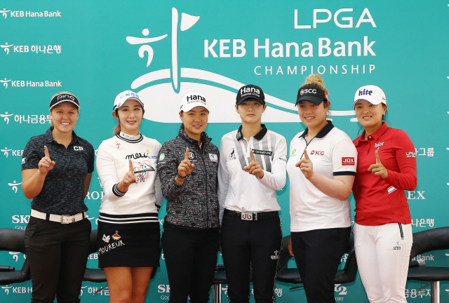 LPGA 투어 KEB하나은행 챔피언십에 참가하는 주요 선수들이 8일 기자회견에서 기념촬영을 하고 있다. 브룩 헨더슨(왼쪽부터), 배선우, 이민지, 박성현, 에리야 쭈타누깐, 고진영.  /사진제공=KEB하나은행 챔피언십 대회본부