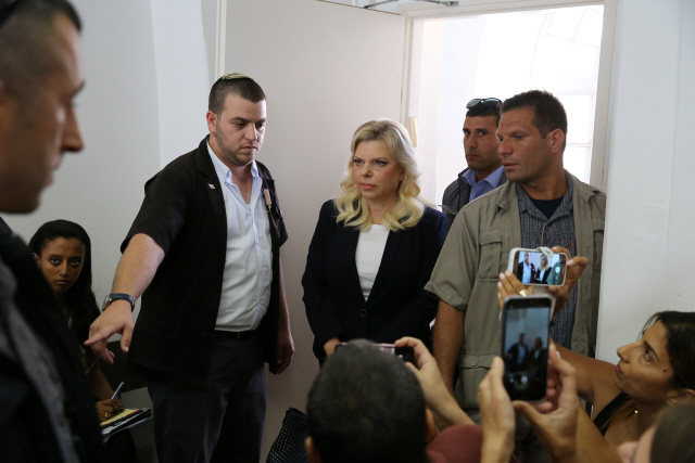 Sara, wife of Israeli Prime Minister Benjamin Netanyahu, arrives at a court hearing in the fraud trial against her, at the Magistrate court in Jerusalem October 7, 2018. Amit Shabi/Yedioth Ahronoth/Pool via REUTERS      <저작권자(c) 연합뉴스, 무단 전재-재배포 금지>