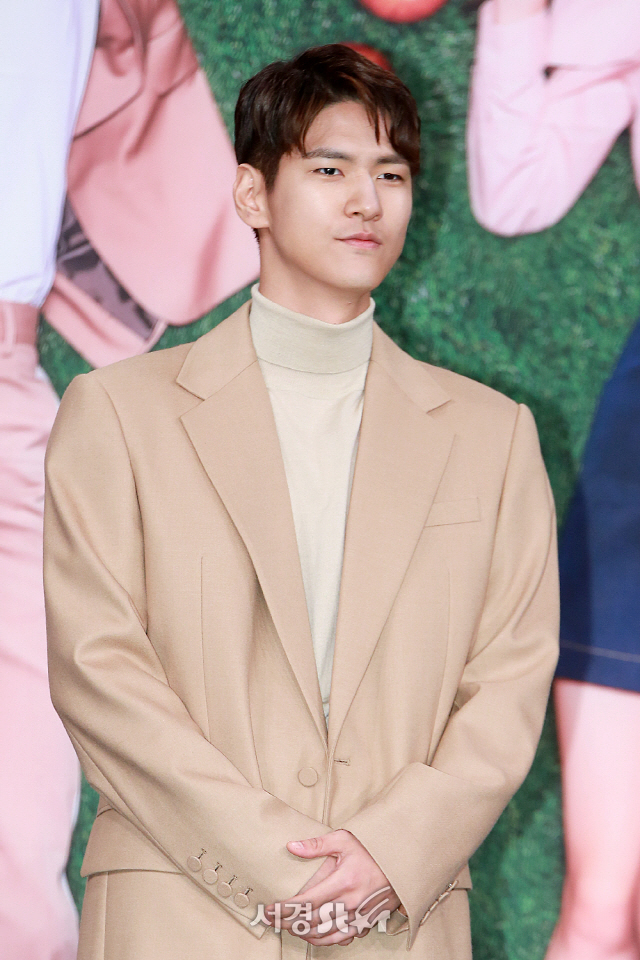 배우 김현준이 MBC 예능드라마 ‘대장금이 보고 있다’ 제작발표회에 참석해 포토타임을 갖고 있다.