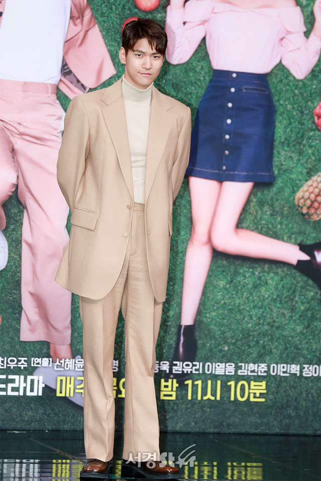배우 김현준이 MBC 예능드라마 ‘대장금이 보고 있다’ 제작발표회에 참석해 포토타임을 갖고 있다.