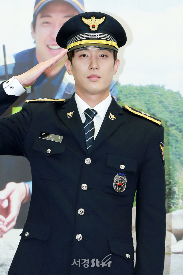 배우 강경준이 MBC 에브리원 ‘시골경찰4’ 제작발표회에 참석해 포즈를 취하고 있다.