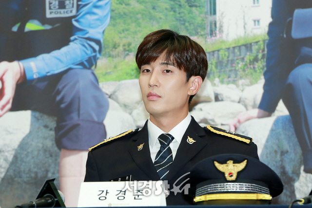 배우 강경준이 MBC 에브리원 ‘시골경찰4’ 제작발표회에 참석해 포즈를 취하고 있다.