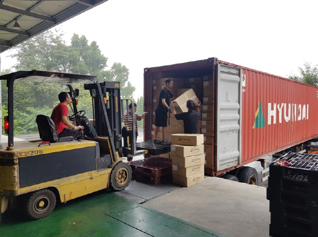현대상선이 국제구호개발 비정부기구(NGO)인 굿네이버스가 베트남 취약계층에 지원하는 구호물품의 운송을 돕고 있다. /사진제공=현대상선