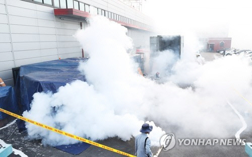 지난 8일 붉은불개미가 수천 마리가 발견된 경기도 안산시 단원구 스팀청소기 전문 제작업체 물류창고 컨테이너에서 관계자가 방제작업을 하고 있다. / 사진=연합뉴스