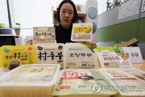 9일 한국 소비자원이 포장 두부 17개 제품의 안정성, 품질 등에 대해 평가한 결과를 발표했다./연합뉴스