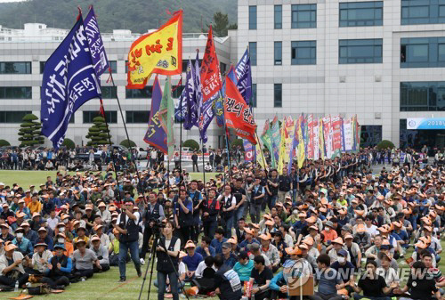 지난 5월 현대자동차 울산공장 본관 앞 광장에서 노조가 최저임금법 개정안의 본회의 상정 철회를 요구하며 2시간 부분파업을 벌이고 있다./연합뉴스