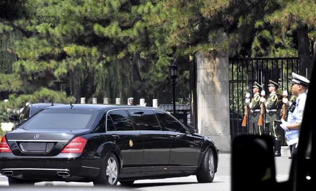 지난 6월 12일 북미 정상회담 당시 김정은 북한 국무위원장이 탄 벤츠 차량이 싱가포르 창이공항을 나와 이동하고 있다./연합뉴스