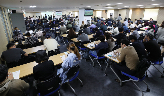 지난 1일 서울 마포구 서울서부고용복지플러스센터의 실업급여 설명회장이 실업급여 신청자들로 붐비고 있다./연합뉴스