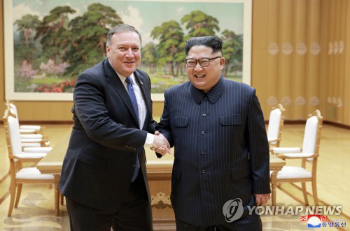 마이크 폼페이오 미국 국무부 장관과 김정은 북한 국무위원장이 악수를 하며 웃고 있다./조선중앙통신=연합뉴스