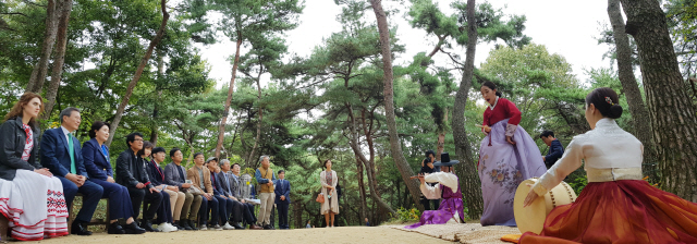 문 대통령, ‘왕의 숲길’에서 열린 작은 음악회 관람      (여주=연합뉴스) 배재만 기자 = 문재인 대통령과 부인 김정숙 여사가 한글날인 9일 오후 경기도 여주 세종대왕 유적지를 방문, 효종 영릉을 참배한 뒤 세종대왕 영릉을 참배하기 위해 ‘왕의 숲길’을 지나다 벤치에 앉아 창작판소리 ‘훈민정음 창제’를 듣고 있다.       조선왕조실록에 따르면 숙종ㆍ영조ㆍ정조 임금이 행차할 때 효종 영릉을 먼저 참배 후 ‘왕의 숲길’을 지나 세종 영릉을 참배했다는 기록이 있다. 2018.10.9      scoop@yna.co.kr  (끝)      <저작권자(c) 연합뉴스, 무단 전재-재배포 금지>