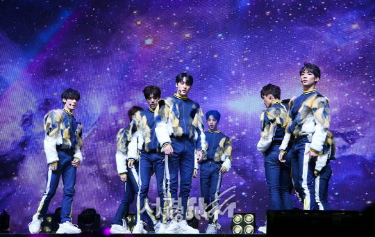 TRCNG, 잘생긴 애 옆에 또 잘생긴… 데뷔 1주년 기념 'V LIVE 진행'