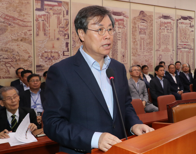 도종환 문화체육관광부 장관이 10일 오전 국회에서 열린 문화체육관광위원회 국정감사에서 업무보고를 하고 있다. /연합뉴스