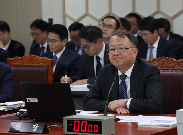 10일 정부세종청사 국세청에서 열린 국회 기재위 국정감사에서 한승희 청장이 여야 의원들의 질의를 듣고 있다. /연합뉴스