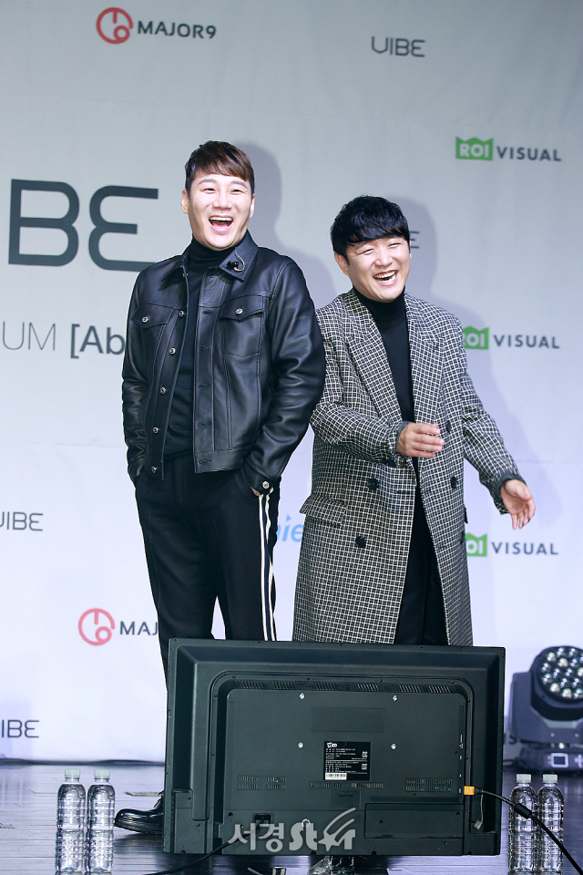 바이브(VIBE) 멤버 윤민수와 류재현이 포토타임을 갖고 있다.