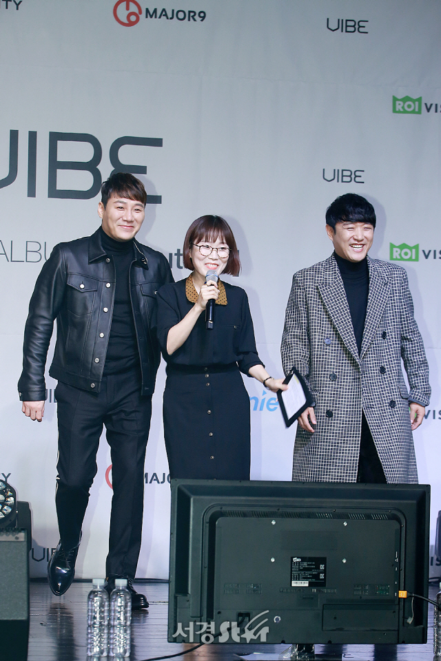 바이브(VIBE) 멤버 윤민수, 류재현 그리고 박슬기가 포토타임을 갖고 있다.