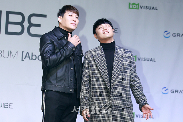 바이브(VIBE) 멤버 윤민수와 류재현이 포토타임을 갖고 있다.