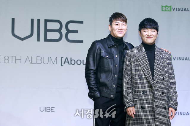 바이브(VIBE) 멤버 윤민수와 류재현이 포토타임을 갖고 있다./사진=지수진 기자