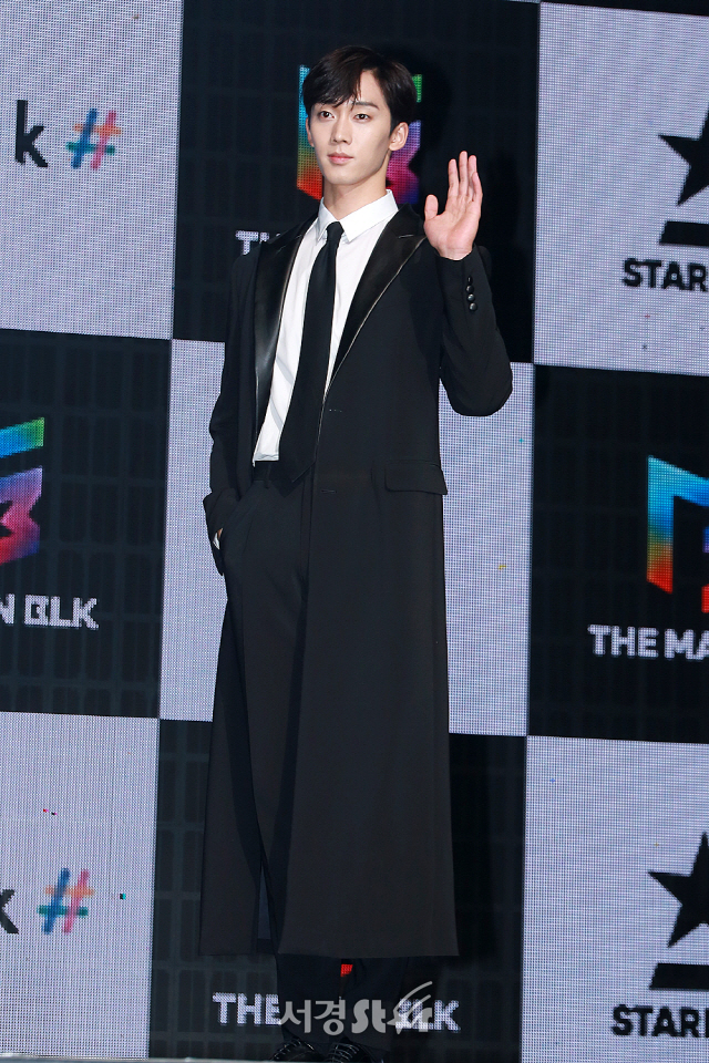 더 맨 블랙(The Man BLK) 멤버 엄세웅이 참석해 포토타임을 갖고 있다.