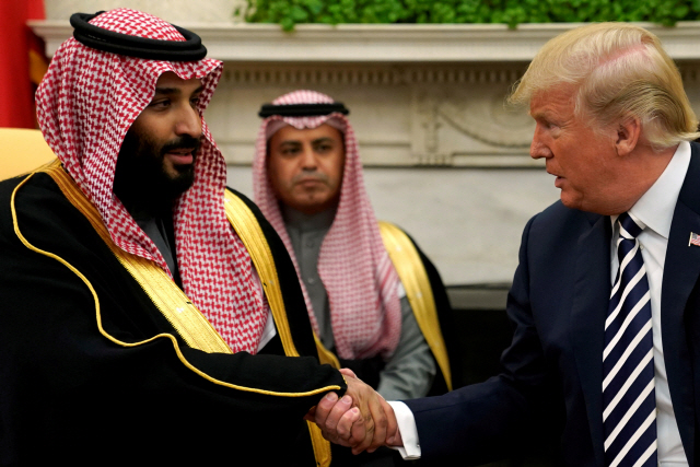 도널드 트럼프(오른쪽) 미국 대통령과 무함마드 빈살만 사우디아라비아 왕세자/로이터연합뉴스
