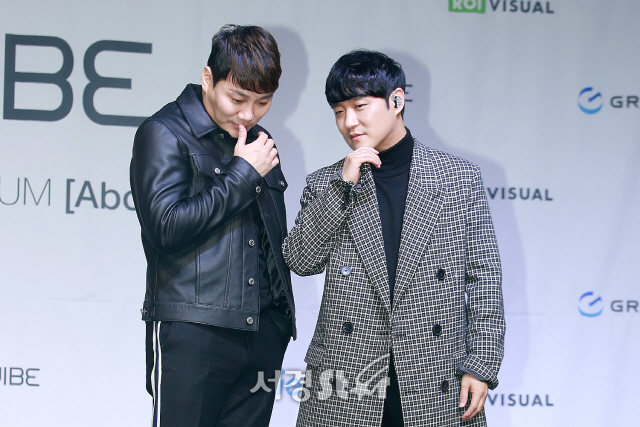 바이브(VIBE) 멤버 윤민수와 류재현이 포토타임을 갖고 있다.