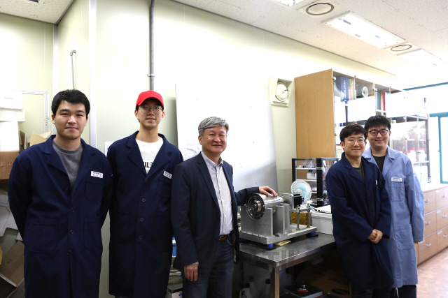 KAIST 생명화학공학과 김도현(사진 왼쪽에서 세번째) 교수가 연구팀과 자리를 함께 하고 있다. 사진제공=KAIST