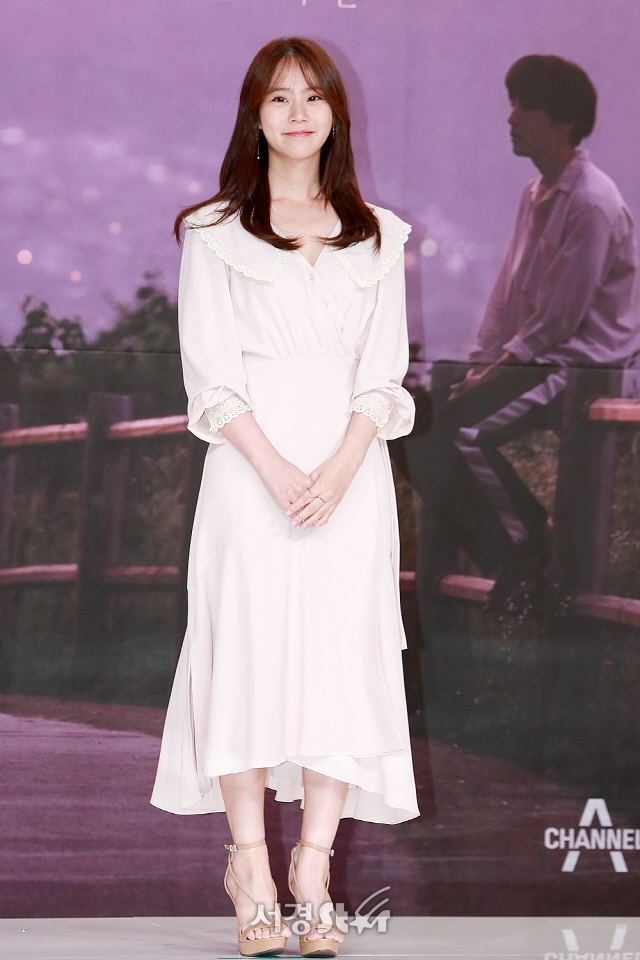 배우 한승연이 채널A 미니시리즈 ‘열두밤’ 제작발표회에 참석해 포토타임을 갖고 있다.