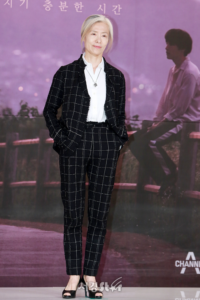 배우 예수정이 채널A 미니시리즈 ‘열두밤’ 제작발표회에 참석해 포토타임을 갖고 있다.