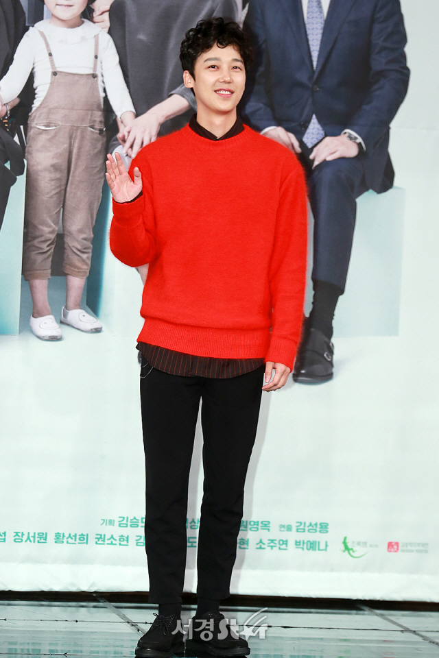 배우 윤종훈이 MBC 새 주말드라마 ‘내사랑 치유기’ 제작발표회에 참석해 포토타임을 갖고 있다.