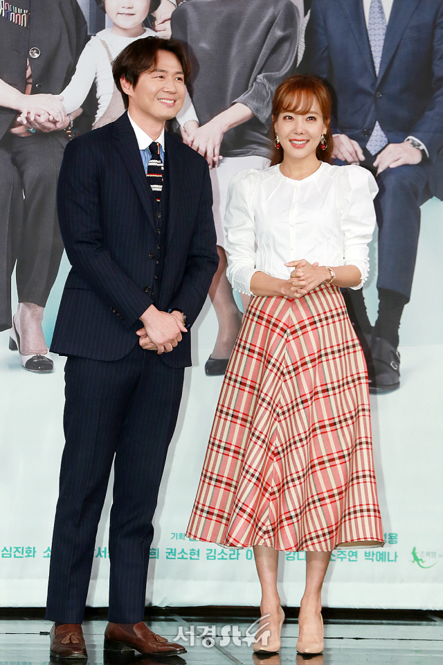 배우 연정훈과 소유진이 MBC 새 주말드라마 ‘내사랑 치유기’ 제작발표회에 참석해 포토타임을 갖고 있다.