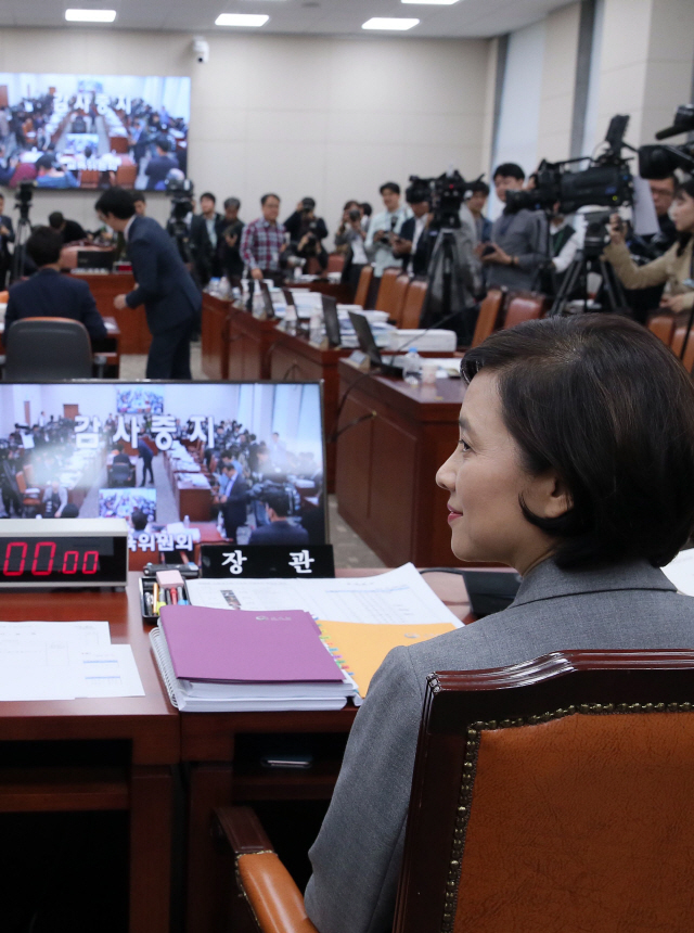 [2018 국감돋보기]한국당 '유은혜 인정 못해'…장관선서 거부·퇴장