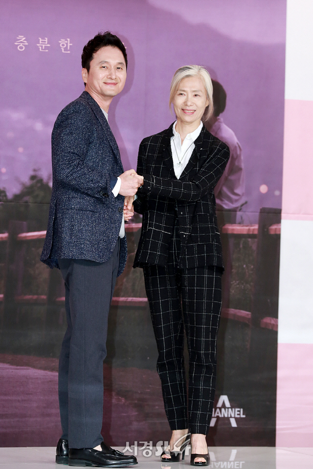 배우 장현성과 예수정이 채널A 미니시리즈 ‘열두밤’ 제작발표회에 참석해 포토타임을 갖고 있다.