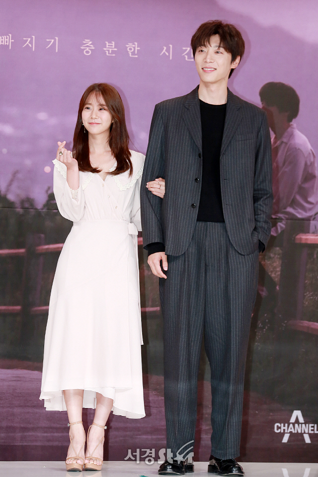 배우 한승연과 신현수가 채널A 미니시리즈 ‘열두밤’ 제작발표회에 참석해 포토타임을 갖고 있다.