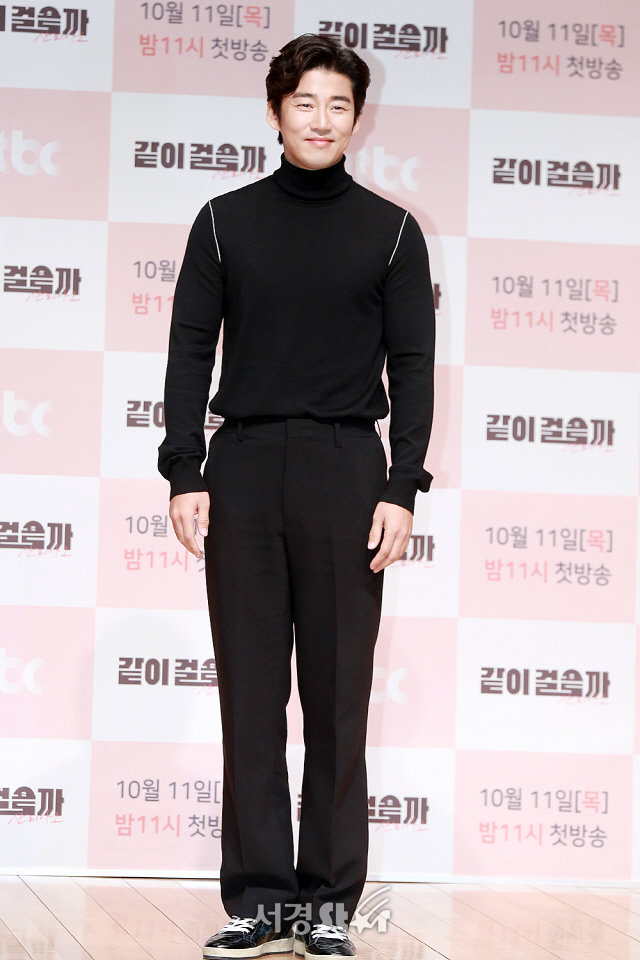 god 멤버 윤계상이 JTBC 신규 예능 프로그램 ‘같이 걸을까’ 제작발표회에 참석해 포토타임을 갖고 있다.
