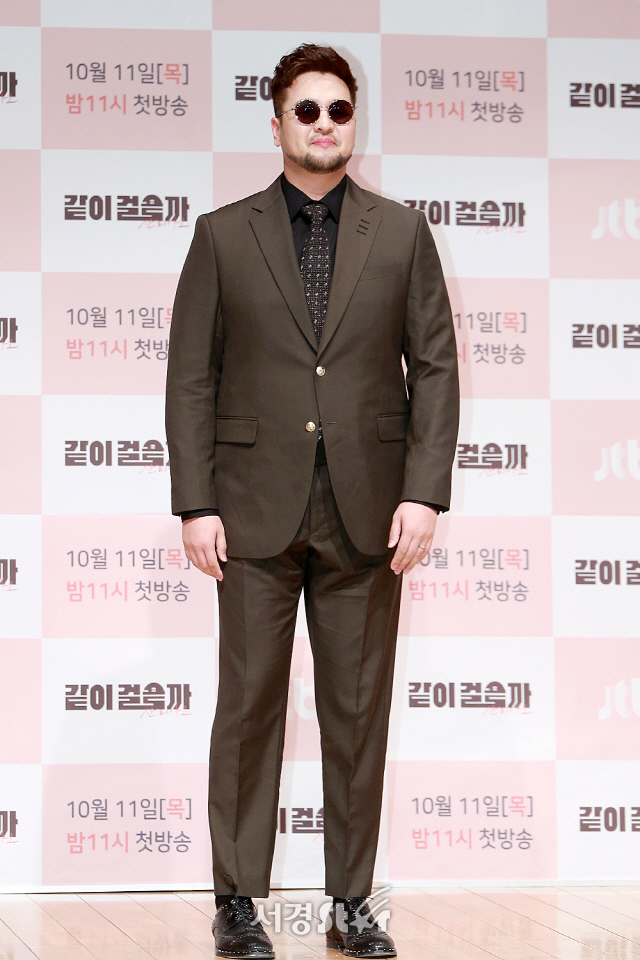 god 멤버 김태우가 JTBC 신규 예능 프로그램 ‘같이 걸을까’ 제작발표회에 참석해 포토타임을 갖고 있다.