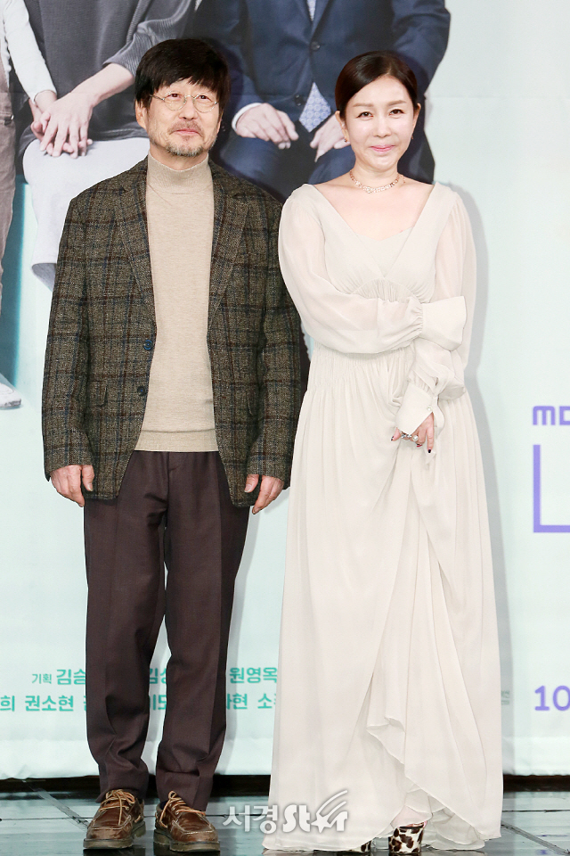 배우 김창완과 박준금이 MBC 새 주말드라마 ‘내사랑 치유기’ 제작발표회에 참석해 포토타임을 갖고 있다.