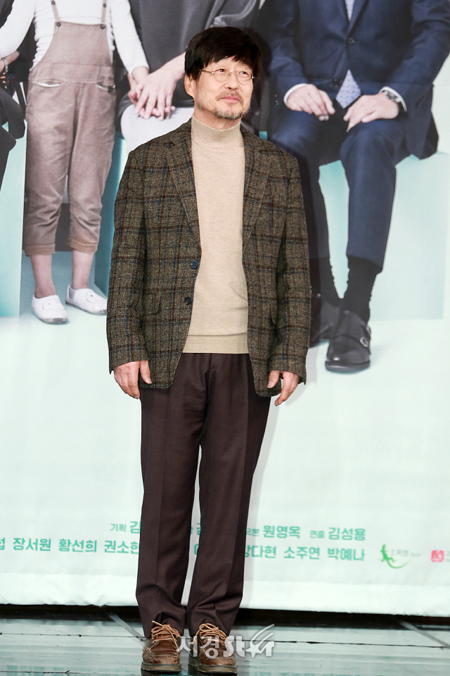 배우 김창완이 MBC 새 주말드라마 ‘내사랑 치유기’ 제작발표회에 참석해 포토타임을 갖고 있다.