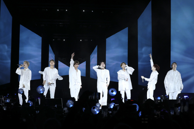 세계적 케이팝 그룹 방탄소년단(BTS)이 미국 뉴욕의 시티필드에서 ‘러브 유어셀프’(Love Yourself) 북미투어의 대미를 장식하는 피날레 공연을 하고 있다./사진=연합뉴스
