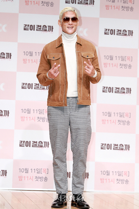 god 멤버 박준형이 JTBC 신규 예능 프로그램 ‘같이 걸을까’ 제작발표회에 참석해 포토타임을 갖고 있다. / 사진=지수진 기자