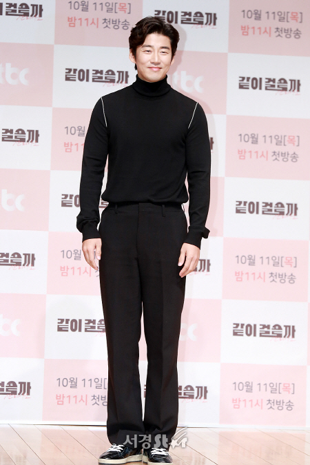 god 멤버 윤계상이 JTBC 신규 예능 프로그램 ‘같이 걸을까’ 제작발표회에 참석해 포토타임을 갖고 있다. / 사진=지수진 기자
