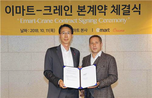 이갑수(왼쪽) 이마트 대표이사와 매티어스 크레인 회장이 11일 서울 이마트 본사에서 계약서에 서명 후 기념촬영을 하고 있다. /사진제공=이마트