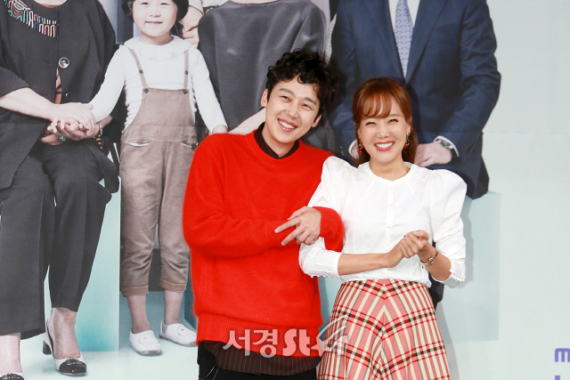 배우 윤종훈과 소유진이 MBC 새 주말드라마 ‘내사랑 치유기’ 제작발표회에 참석해 포토타임을 갖고 있다.