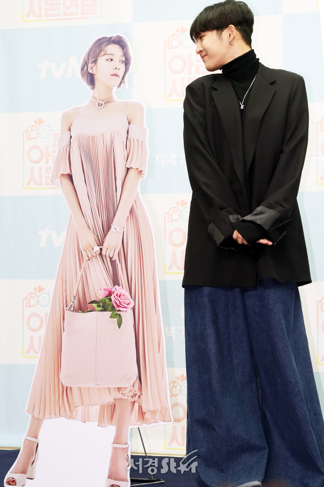 가수 남태현이 12일 서울 상암동 스탠포드 호텔에서 열린 tvN ‘아찔한 사돈연습’ 기자간담회에 참석해 포토타임을 갖고 있다.