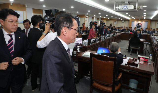 12일 과천정부청사 법무부에서 열린 국회 법제사법위 국정감사에서 자유한국당 의원들이 감사장을 나가려 하자 여상규 위원장과 여당의원들이 제지하고 있다. 여야 의원들의 전날 문재인 대통령의 강정마을 주민 사면복권 발언에 대한 논란으로 국감은 10분간 정회 후 속개했으나 자유한국당 의원들의 퇴장으로 다시 파행됐다./연합뉴스