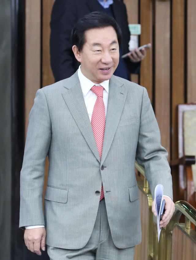 김성태 자유한국당 원내대표가 12일 오전 국회에서 열린 국감대책회의에 입장하고 있다. /연합뉴스