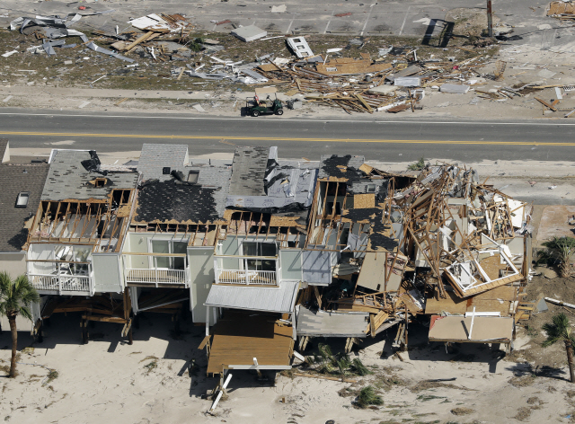 미국 플로리다주 멕시코 비치의 주택이 11일(현지시간) 허리케인 ‘마이클’에 피해를 입고 부서져 있다. /멕시코 비치=AP연합뉴스