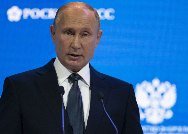 블라디미르 푸틴 러시아 대통령이 3일(현지시간) 모스크바에서 열린 국제에너지포럼에 참석, 연설하고 있다. /AP=연합뉴스