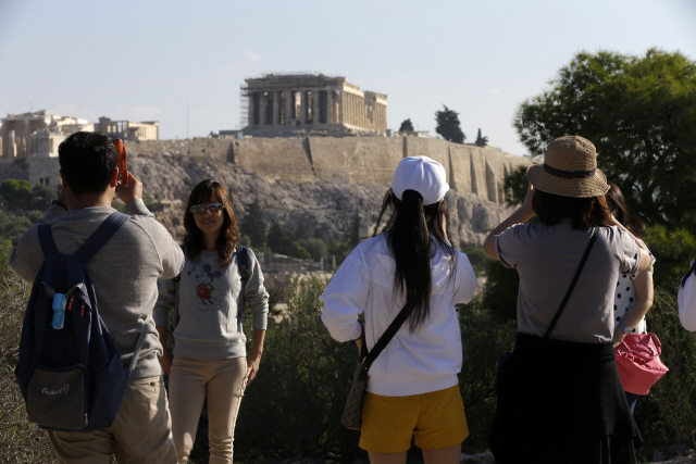 그리스 주요 유적지와 공공 박물관들이 민영화를 우려하는 직원들의 파업으로 11일(현지시간) 하루 폐쇄되자 아테네에서 대만 관광객들이 인기 관광지인 파르테논 신전 인근에서 기념 사진을 찍고 있다. /AP=연합뉴스